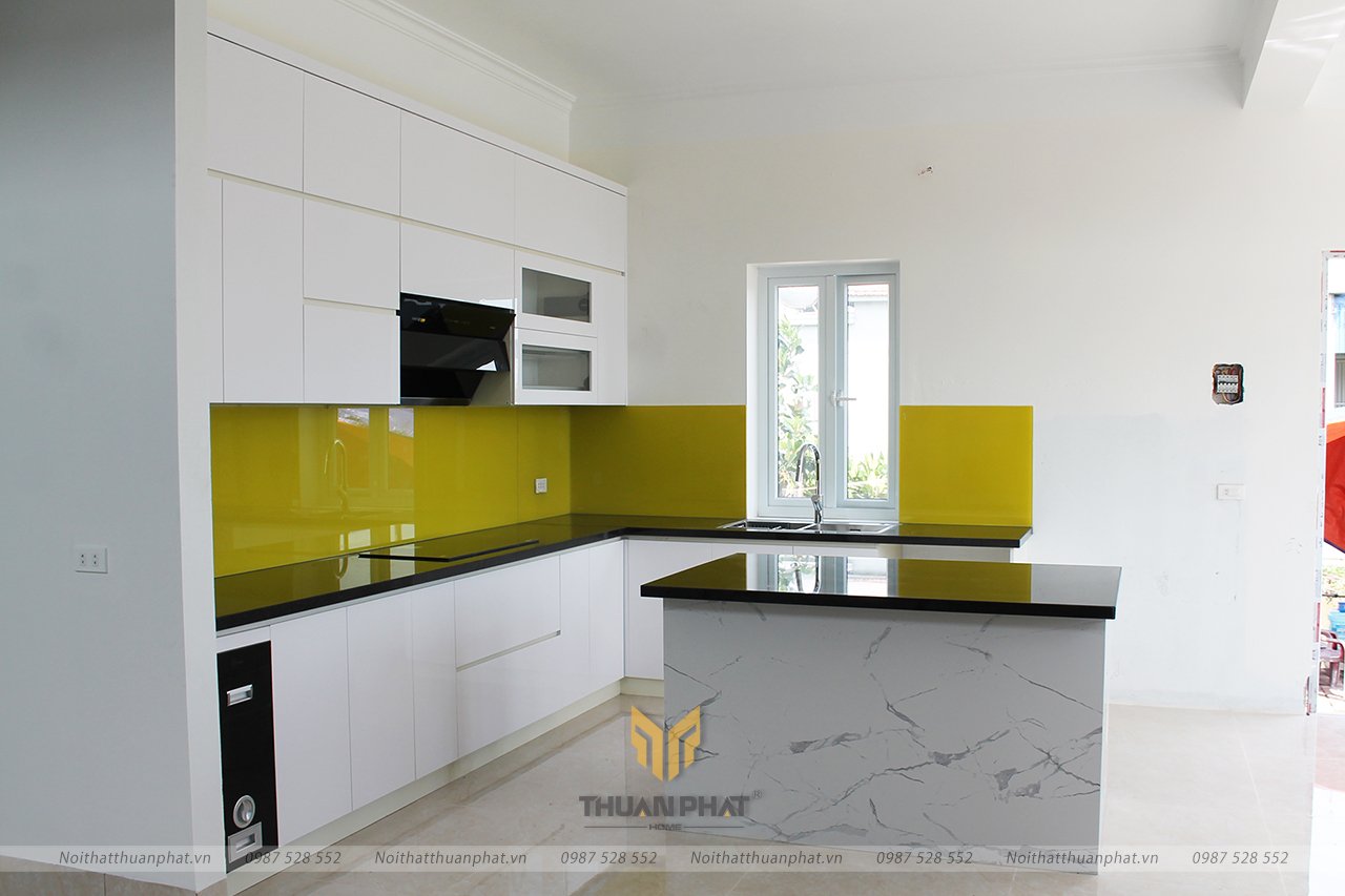 Tủ bếp nhựa Picomat cánh Acrylic, kèm bàn đảo nhà anh Long