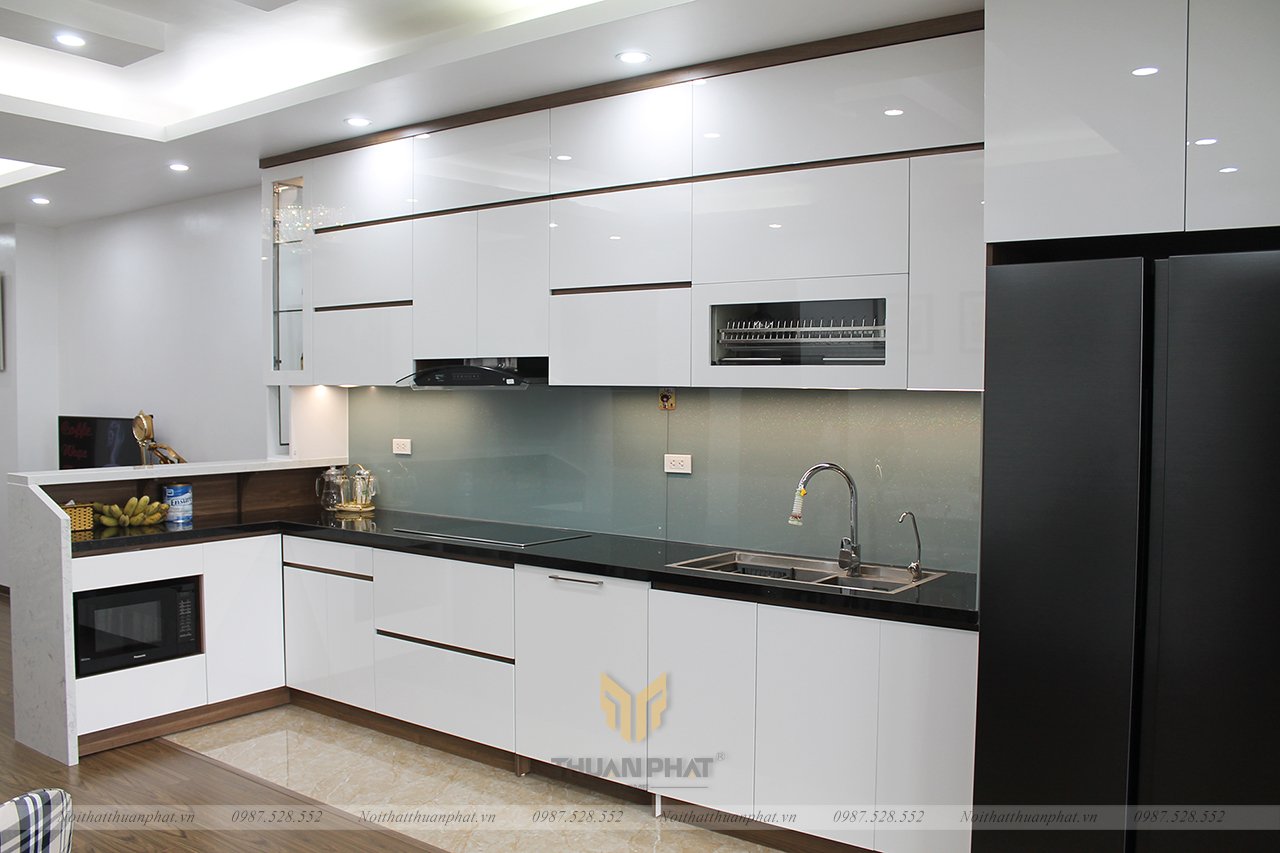 Tủ bếp Acrylic kèm quầy bar tại căn hộ nhà chị Huệ
