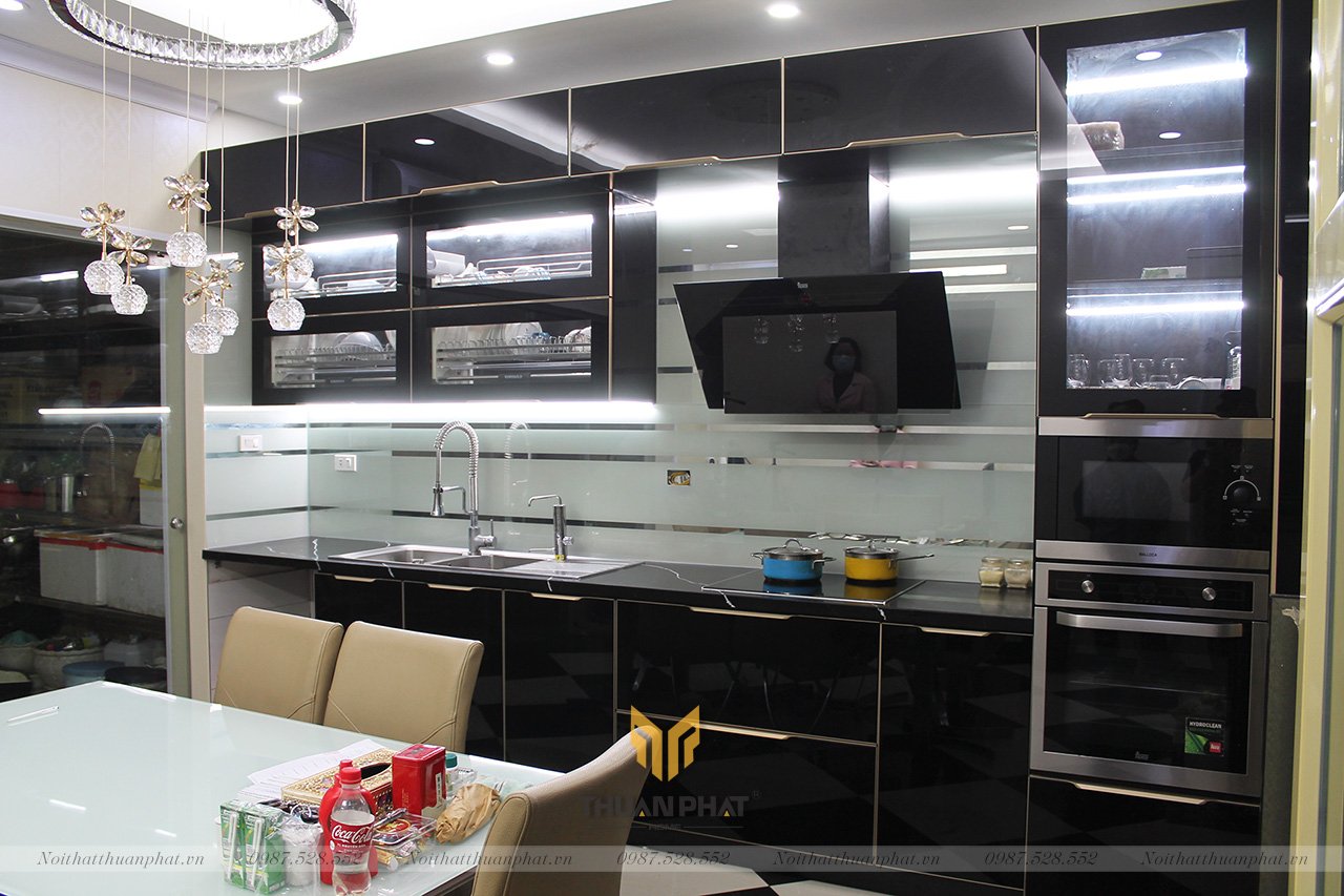 Tủ Bếp Inox Cánh Kính Màu Đen "Huyền Bí" - Siêu Phẩm Không Thể Bỏ Lỡ