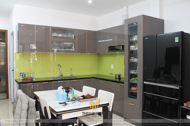 Tủ Bếp Inox Cánh Kính Màu "Nâu Capuchino" Đẹp Lạ Mắt - Chất Liệu Siêu Bền