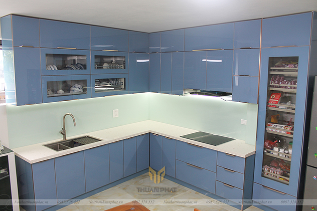 Tủ bếp inox cánh kính xanh dương độc đáo nhà anh Thắng - Trần Quý Cáp, Hà Nội