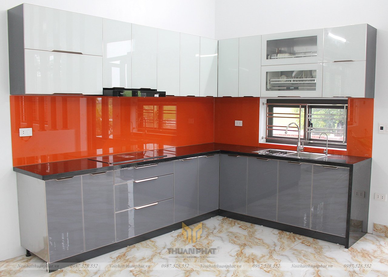 Tủ bếp inox cánh kính trên Trắng dưới Ghi - Ốp kính CAM nổi bật