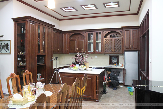 Tủ bếp gỗ Gõ Đỏ - Thiết kế tân cổ điển - Sơn PU màu hạt dẻ - vừa "Sang" vừa "Chất"