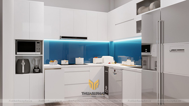 Tủ bếp MDF sơn trắng, kính xanh tạo điểm nhấn