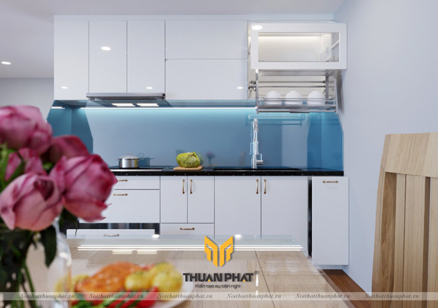 Tủ bếp inox cánh Acrylic màu trắng với kính xanh ấn tượng